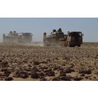 Les chars lourds de combat AMX-30 B2 du 4e RD (régiment de dragons) sont transportés vers la ZDO (zone de déploiement opérationnel) Olive sur porte-chars en convoi sur la Tapline Road (trans-arabian pipeline).