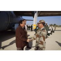 Visite en Arabie Saoudite de Michel Rocard, Premier ministre, et de Pierre Joxe, ministre de la Défense, accueillis par le général d'armée Roquejeoffre.