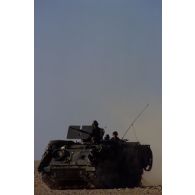 En ZDO (zone de déploiement opérationnel) Olive, un blindé M901 américain roule dans le désert.