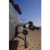 Hélicoptère de combat américain Bell-209 Huey Cobra dans le désert en ZDO (zone de déploiement opérationnel) Olive.