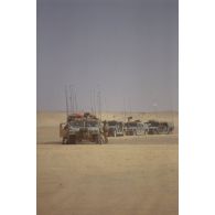 Halte d'un convoi de Hummer américains dans le désert.