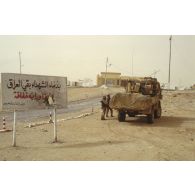 Les rues d'Al Salman sont occupées par les Alliés. Un camion du 3e RIMa (régiment d'infanterie de marine) est garé devant un panneau indicateur criblé d'éclats.