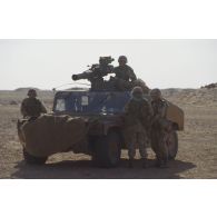 En ZDO (zone de déploiement opérationnel) Olive, véhicule tactique américain Hummer équipé d'un poste de tir de missiles Tow.