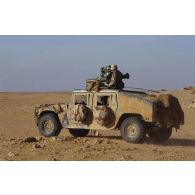 En ZDO (zone de déploiement opérationnel) Olive, véhicule tactique américain Hummer équipé d'un poste de tir de missiles Tow.