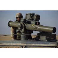 En ZDO (zone de déploiement opérationnel) Olive, servant d'un poste de tir de missiles Tow sur  véhicule tactique américain Hummer.