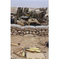 Pièce de DCA irakienne 57 mm S-60 abandonnée dans le désert.