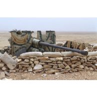 Pièce de DCA irakienne 57 mm S-60 abandonnée dans le désert. Le canon repose sur des sacs de sable.