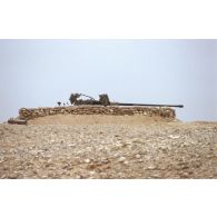 Pièce de DCA irakienne 57 mm S-60 abandonnée dans le désert. Le canon repose sur des sacs de sable.
