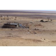Vue aérienne de positions irakiennes dans le désert dans la zone de Rochambeau et sur l'axe Texas : radars détruits.