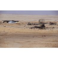 Vue aérienne de positions irakiennes dans le désert dans la zone de Rochambeau et sur l'axe Texas : radars détruits.