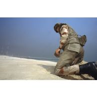 Un sapeur parachutiste du 17e RGP (régiment du génie parachutiste) en tenue pare-éclats démine la plage de Koweit City.