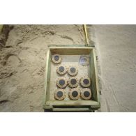 Ensemble de mines antipersonnel de fabrication italienne VS 50 désamorcées et rangées dans une caisse en bois, produit du déminage de la plage de Koweit City.