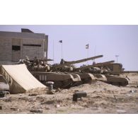 Des chars de combat T-72 koweitiens sont alignés dans le désert.