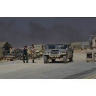 Le lieutenant-colonel Boisseau du SIRPA Terre (Service d'information et de relations publiques des Armées) passe à côté d'un véhicule tactique américain Hummer à Koweit City après la libération de la ville.