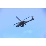 Un hélicoptère de lutte antichar américain Hughes AH-64 Apache en vol à Koweit City après la libération.