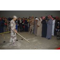 Présentation à la presse et à la population civile des munitions irakiennes trouvées sur la plage de Koweit City lors des opérations de déminage.