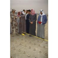 Présentation à la population civile de mines irakiennes antipersonnel VS-50 trouvées sur la plage de Koweit City lors des opérations de déminage.