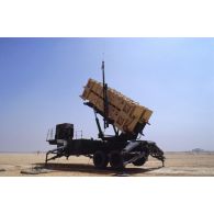 Dans le désert des unités de tir (ou poste de lancement) de missiles anti-SCUD MIM-104 Patriot.