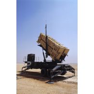 Dans le désert des unités de tir (ou poste de lancement) de missiles anti-SCUD MIM-104 Patriot.