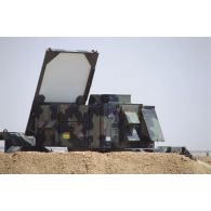 Dans le désert, radar polyvalent AN/MPQ-53 d'une unité de tir de missiles anti-SCUD MIM-104 Patriot.