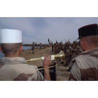Cérémonie franco-américaine symbolique pour la division Daguet sur les bords de l'Euphrate, suivie par l'équipe de l'ECPA (Etablissement cinématographique et photographique des Armées).
