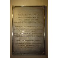 Plaque de bronze rendant hommage à Danielle Casanova, héroïne corse de la résistance, à bord du ferry affrété Danielle Casanova.