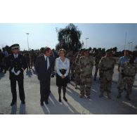 Georgina Dufoix, présidente de la Croix Rouge française, et Jean Bressot, ambassadeur de France au Koweit, aux côtés des autorités militaires françaises et alliées lors de la cérémonie d'inauguration de la première plage entièrement déminée par les militaires français à Koweit City.
