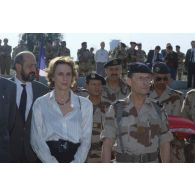 Georgina Dufoix, présidente de la Croix Rouge française, et  le général de corps d'armée Michel Roquejeoffre, commandant en chef de l'opération Daguet, lors de la cérémonie d'inauguration de la première plage entièrement déminée par les militaires français à Koweit City.