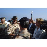 Le général de corps d'armée Michel Roquejeoffre salue un général koweitien, en présence de Georgina Dufoix, présidente de la Croix Rouge française, et de Jean Bressot, ambassadeur de France au Koweit, lors de la cérémonie d'inauguration de la première plage entièrement déminée par les militaires français à Koweit City.