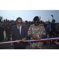Jean Bressot, ambassadeur de France au Koweit, et un général koweitien, coupent le ruban d'inauguration de la première plage entièrement déminée par les militaires français à Koweit City, lors de la cérémonie.