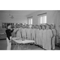 Présentation du bloc opératoire pour des marins élèves au sein d'une école navale de la marine allemande.