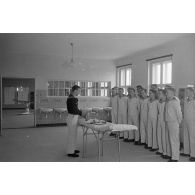 Présentation du bloc opératoire pour des marins élèves au sein d'une école navale de la marine allemande.