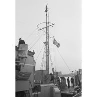 Mat d'un dragueur de mines allemand (Sperrbrecher) transformé en navire lance-flammes ou bateau-pompe.