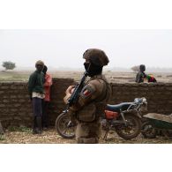 Un soldat patrouille dans le village de Korioumé, au Mali.