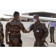 Le colonel Fabien Delacotte accueille le général de brigade Fernando Luis Gracia sur l'aérodrome de Gao, au Mali.