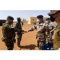 Le vice-amiral d'escadre Hervé Bléjean salue un officier belge lors de sa visite du camp des forces armées maliennes (FAMa) à Gao, au Mali.