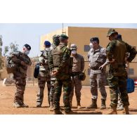 Le général de brigade Fernando Luis Gracia s'entretient avec des officiers français et belges à Gao, au Mali.