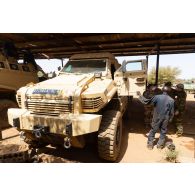 Des soldats belges présentent un véhicule blindé malien au vice-amiral d'escadre Hervé Bléjean à Gao, au Mali.