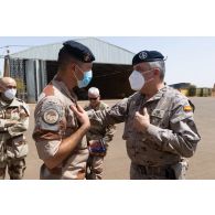 Le colonel Fabien Delacotte s'entretient avec le général de brigade Fernando Luis Gracia à Gao, au Mali.