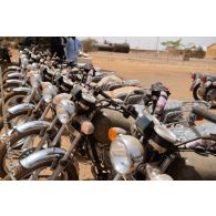 Rangée de motos de l'armée malienne en stationnement à Gao, au Mali.