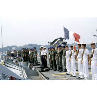 Militaires et équipage sur le pont d'envol au départ du PA (porte-avions) Clemenceau de Toulon.