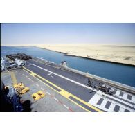 Le PA (porte-avions) Clemenceau passe le canal de Suez.
