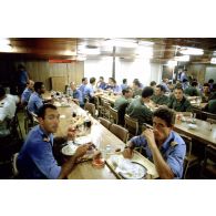 Salle à manger des officiers mariniers à bord du PA (porte-avions) Clemenceau.