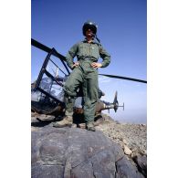 Pilote de l'ALAT (aviation légère de l'armée de terre) devant un hélicoptère de combat Gazelle.