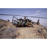 Hélicoptère de combat Gazelle français posé aux EAU (Emirats arabes unis).