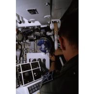Un chef de tir du 1er RS installe un petit ventilateur au poste de tir Hot dans un VAB avant le départ pour le Golfe.