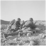 Algérie. Deux soldats en position de tir.