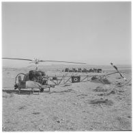 Hélicoptère Bell prêt pour une opération héliportée en Algérie.