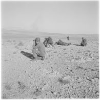 Algérie. Soldats en position de tir et surveillance.