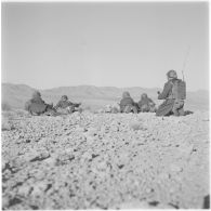 Algérie. Soldats en position de tir.